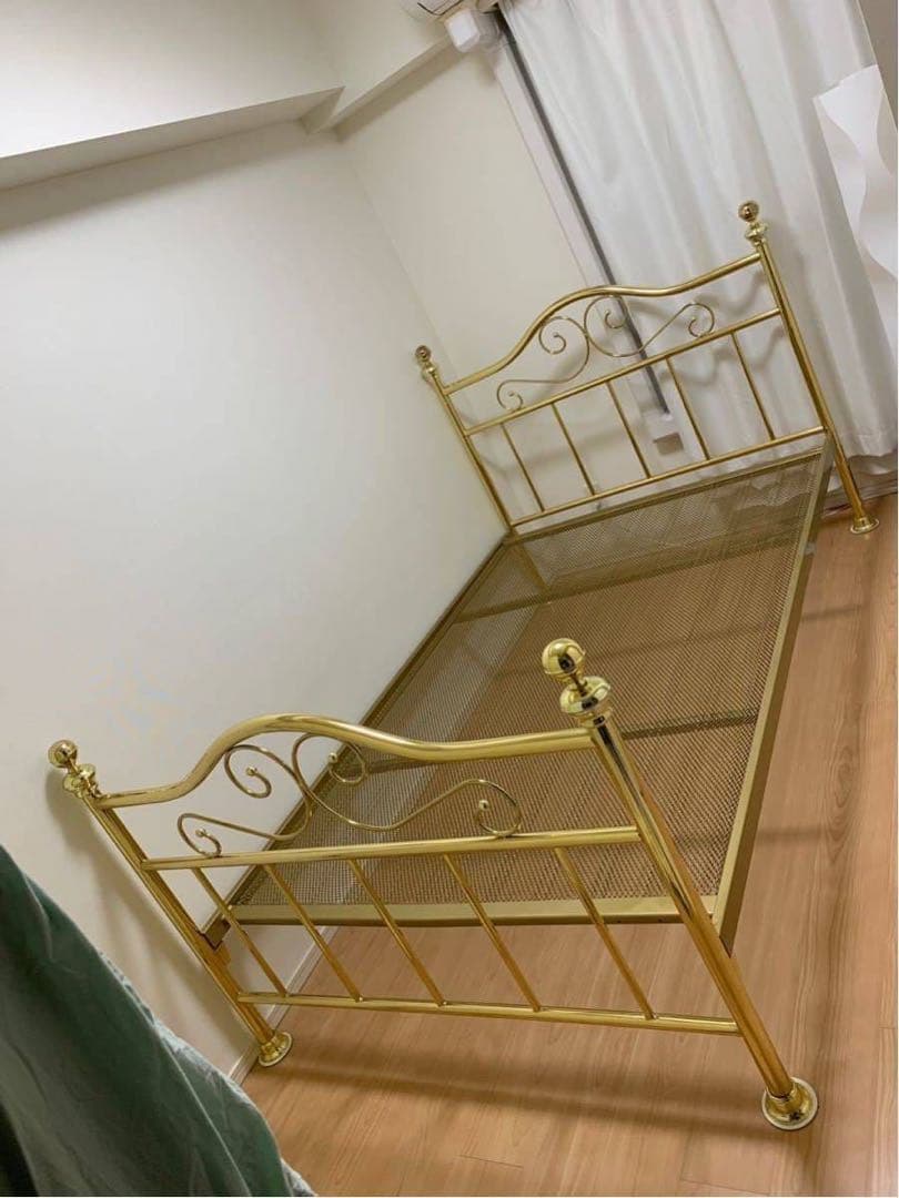 シングルお姫様ベットフレームディコ社のオシャレなデザインベッド