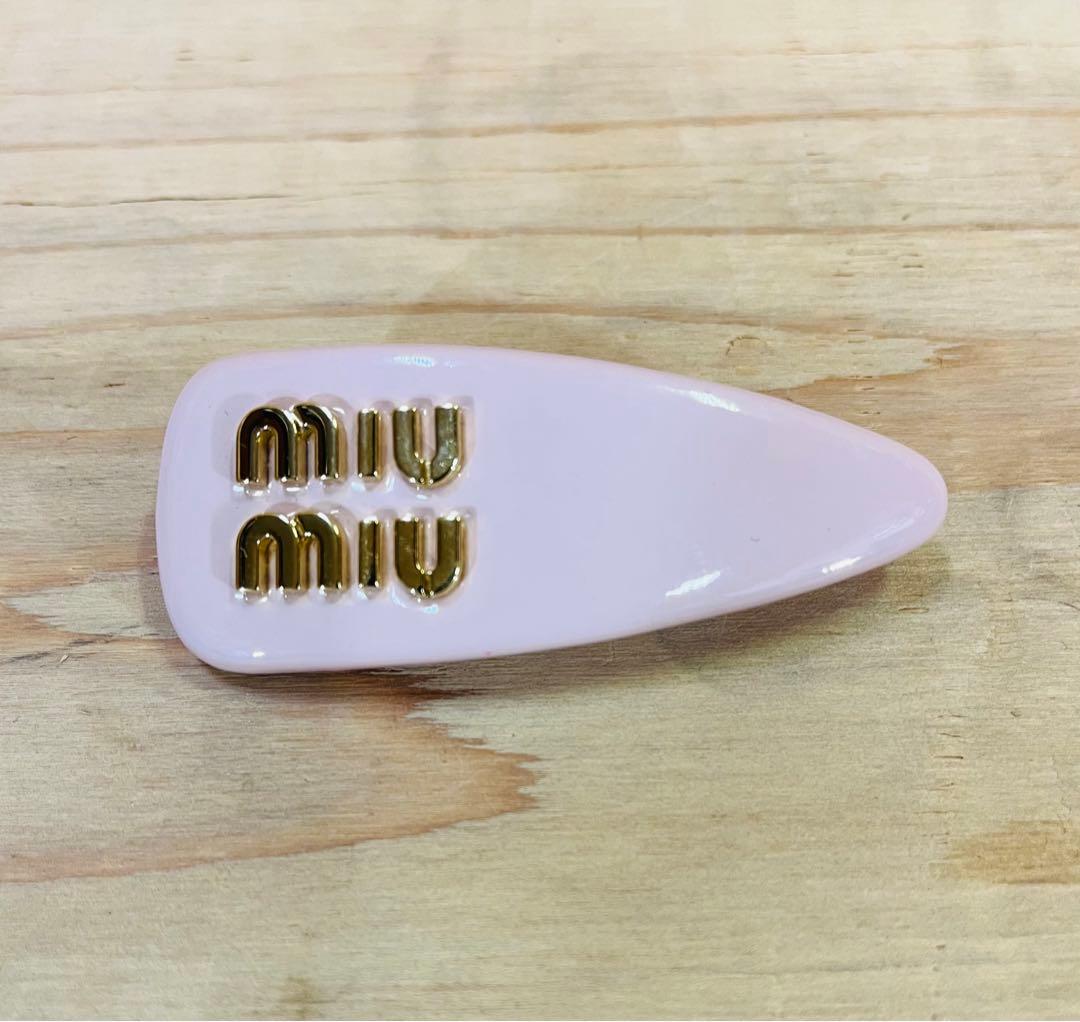 美品 miu miu ミュウミュウ ロゴ ヘアバレッタ ピンク