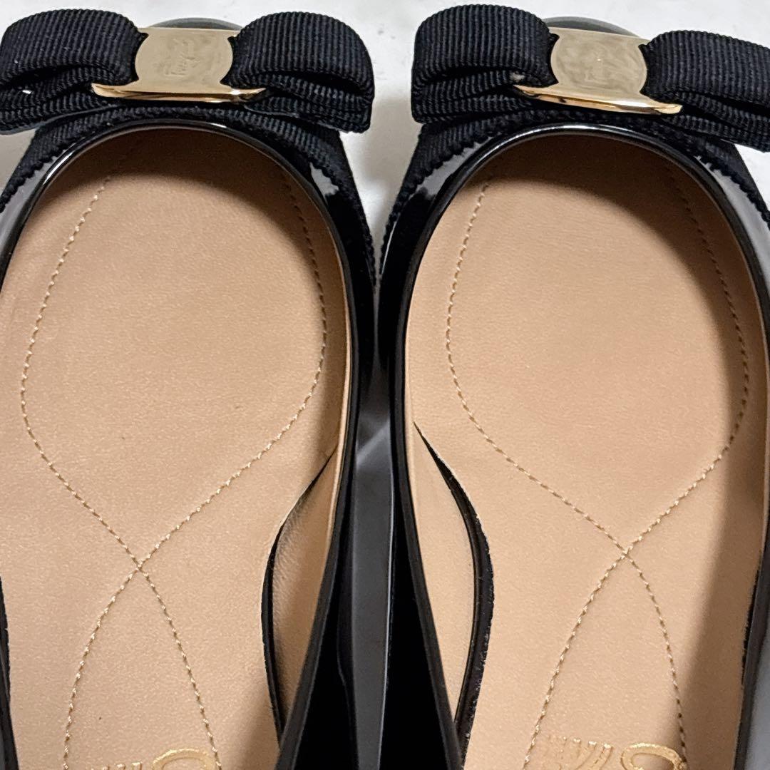 極美品 フェラガモ ヴァリナ バレエシューズ ヴァラ リボン エナメル ブラック