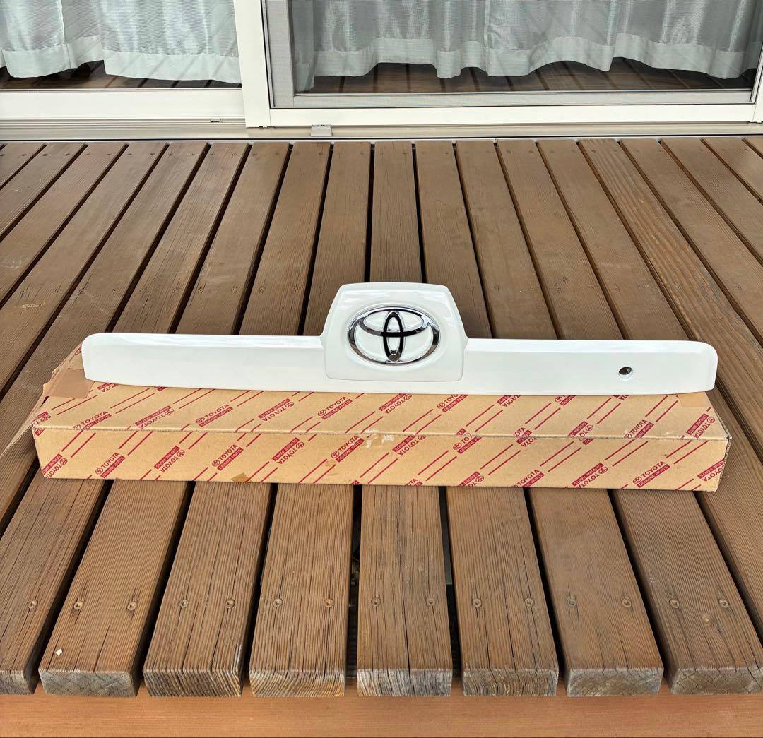 ハイラックスサーフ215 前期 純正リアガーニッシュ