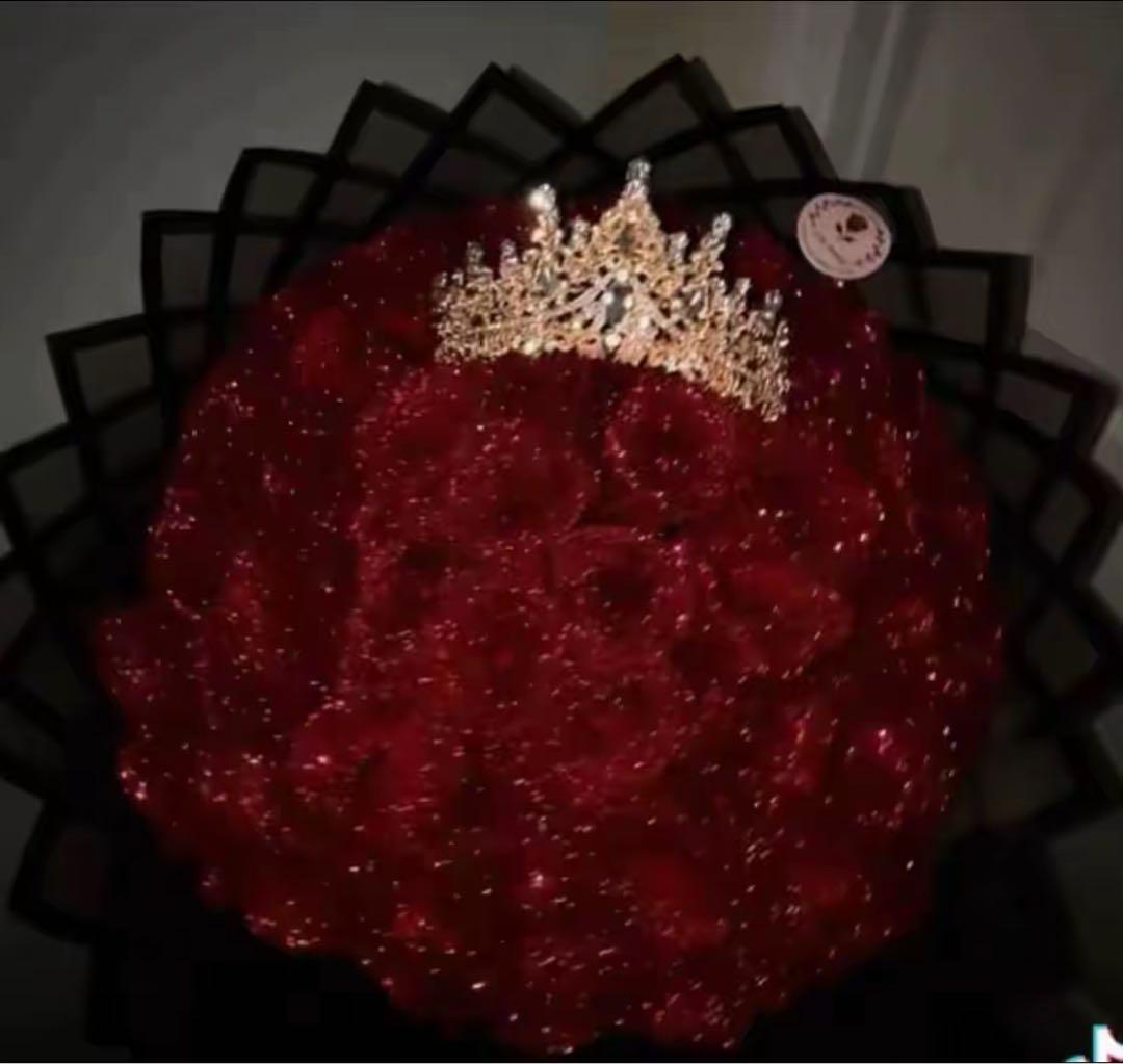 赤い造花のクラウン付きアレンジメント