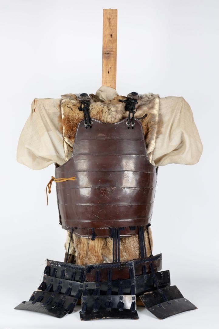 【江戸期】漆塗横剥二枚胴 毛皮羽織 草摺甲冑 鎧 武士具 時代武具 古美術 骨董