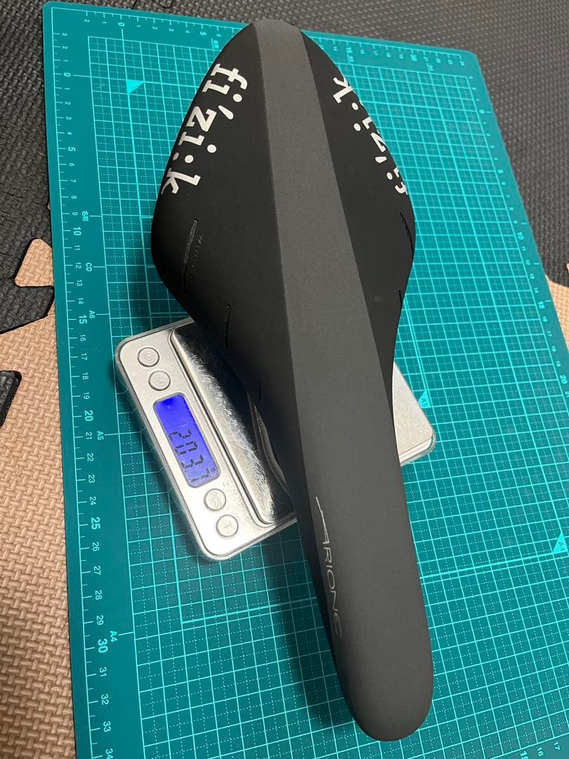 フィジーク　アリオネR3サドル ブラック【美品】