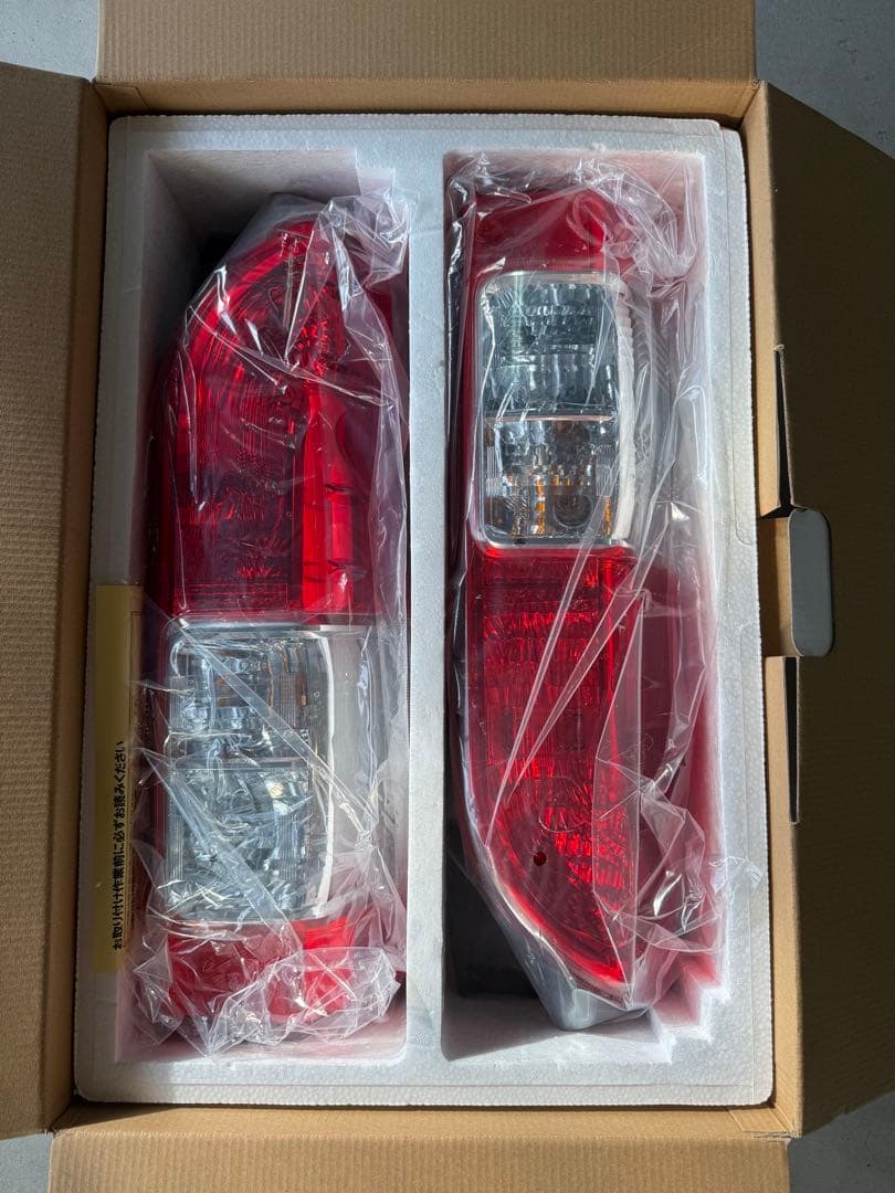 ハイエース　200系　8型　純正テールライト　左右