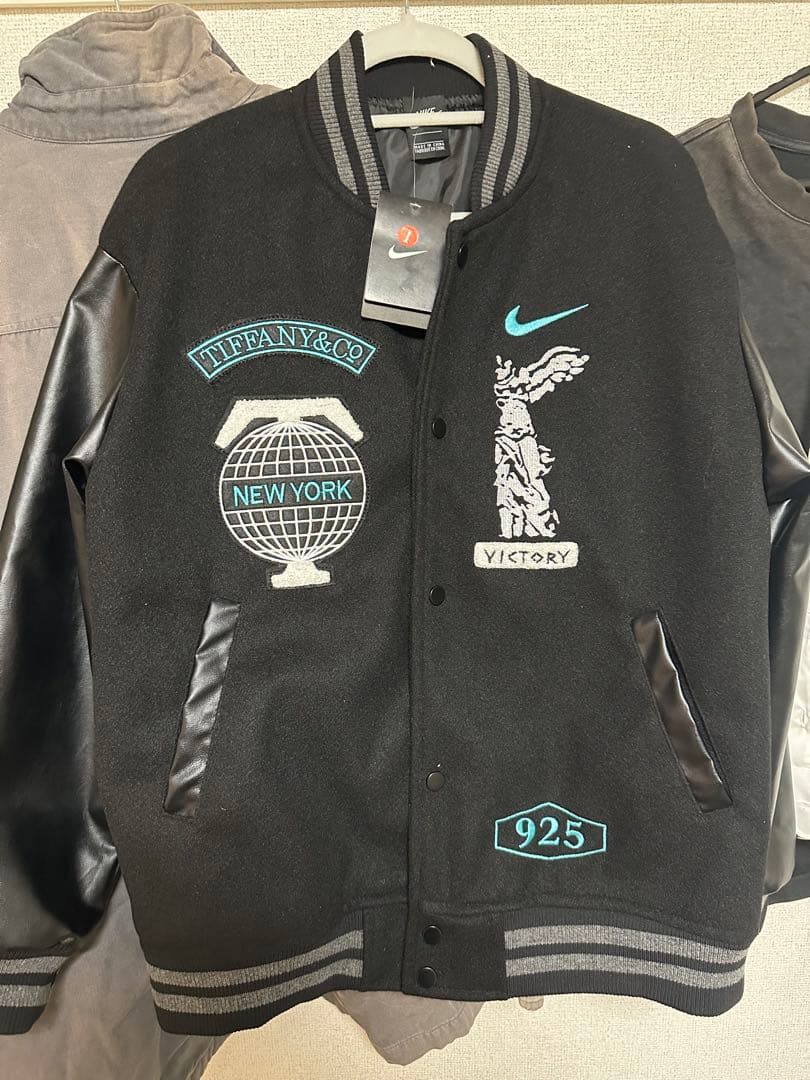 Nike スタジャン Tiffany & Co.刺繍付き